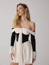 Frenchy – Kurzes, schulterfreies Kleid mit Kontrast